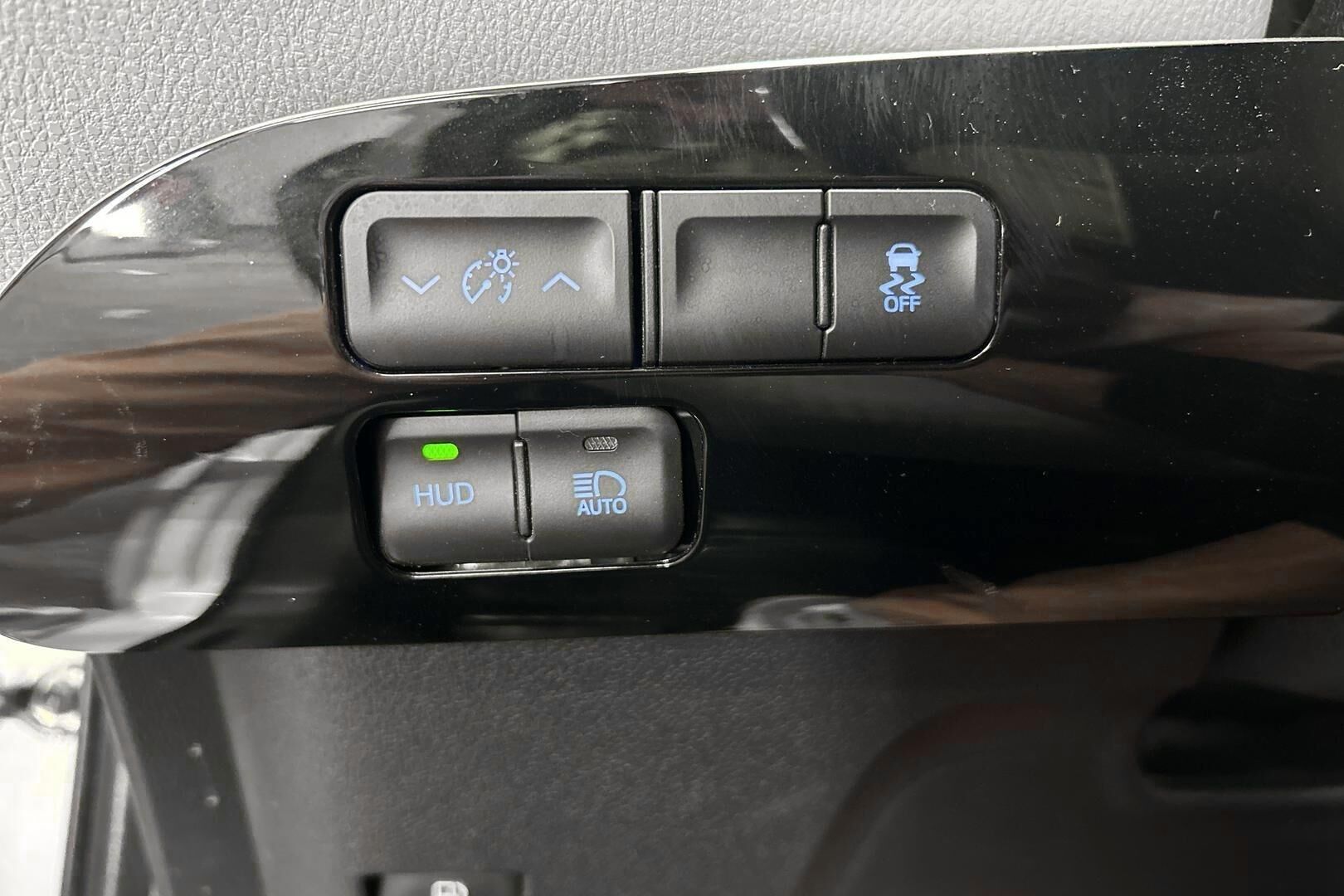 Toyota Prius iso kuva 19