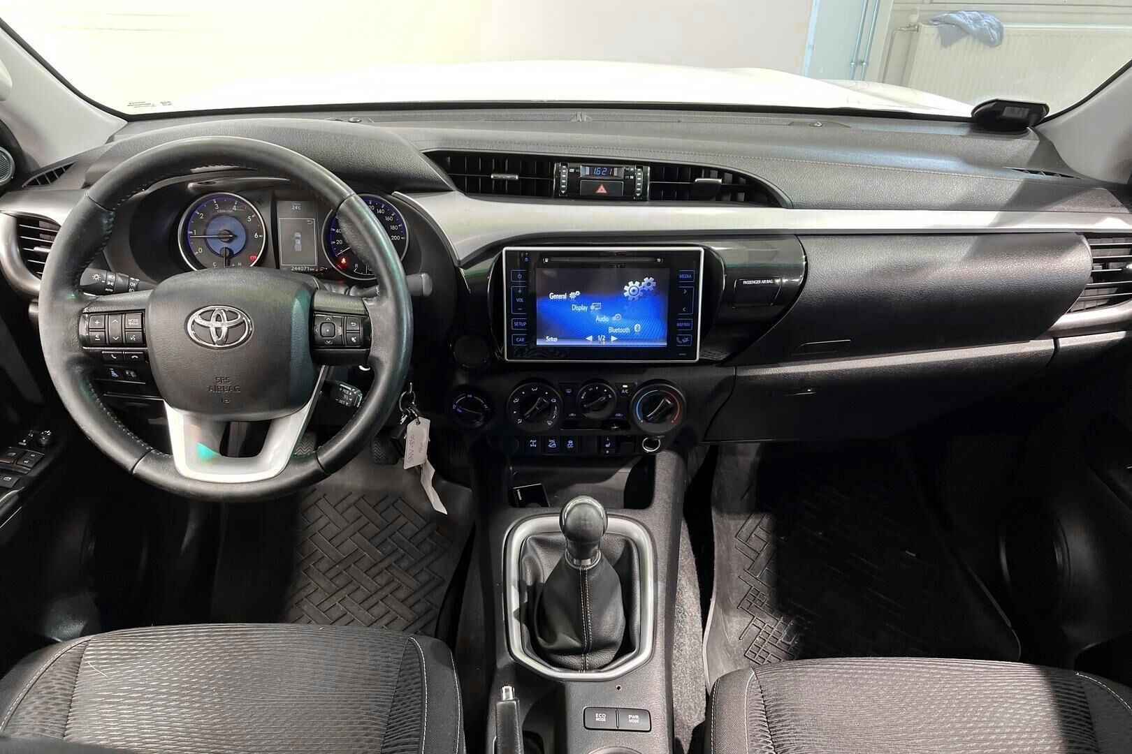 Toyota Hilux iso kuva 11
