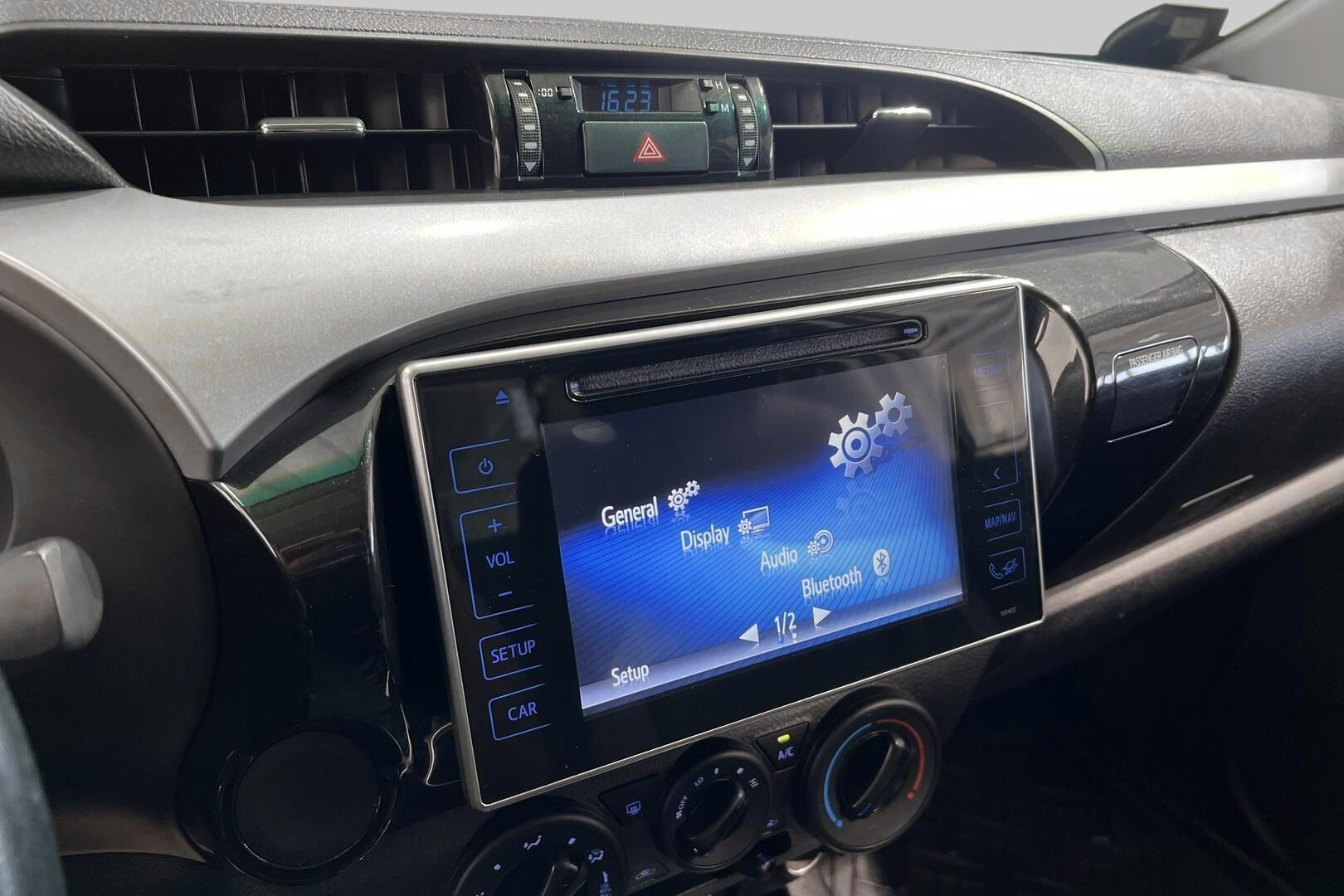 Toyota Hilux iso kuva 15