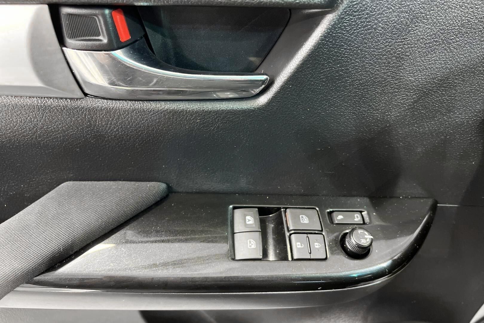 Toyota Hilux iso kuva 25