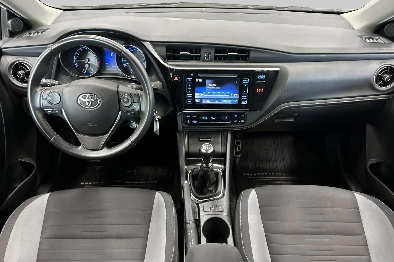 Toyota Auris iso kuva 8