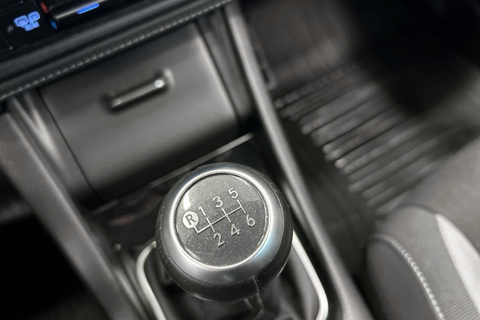 Toyota Auris iso kuva 15