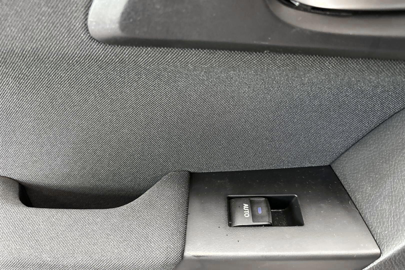 Toyota Auris iso kuva 21
