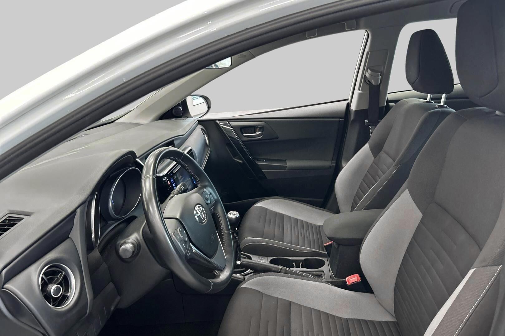 Toyota Auris iso kuva 28