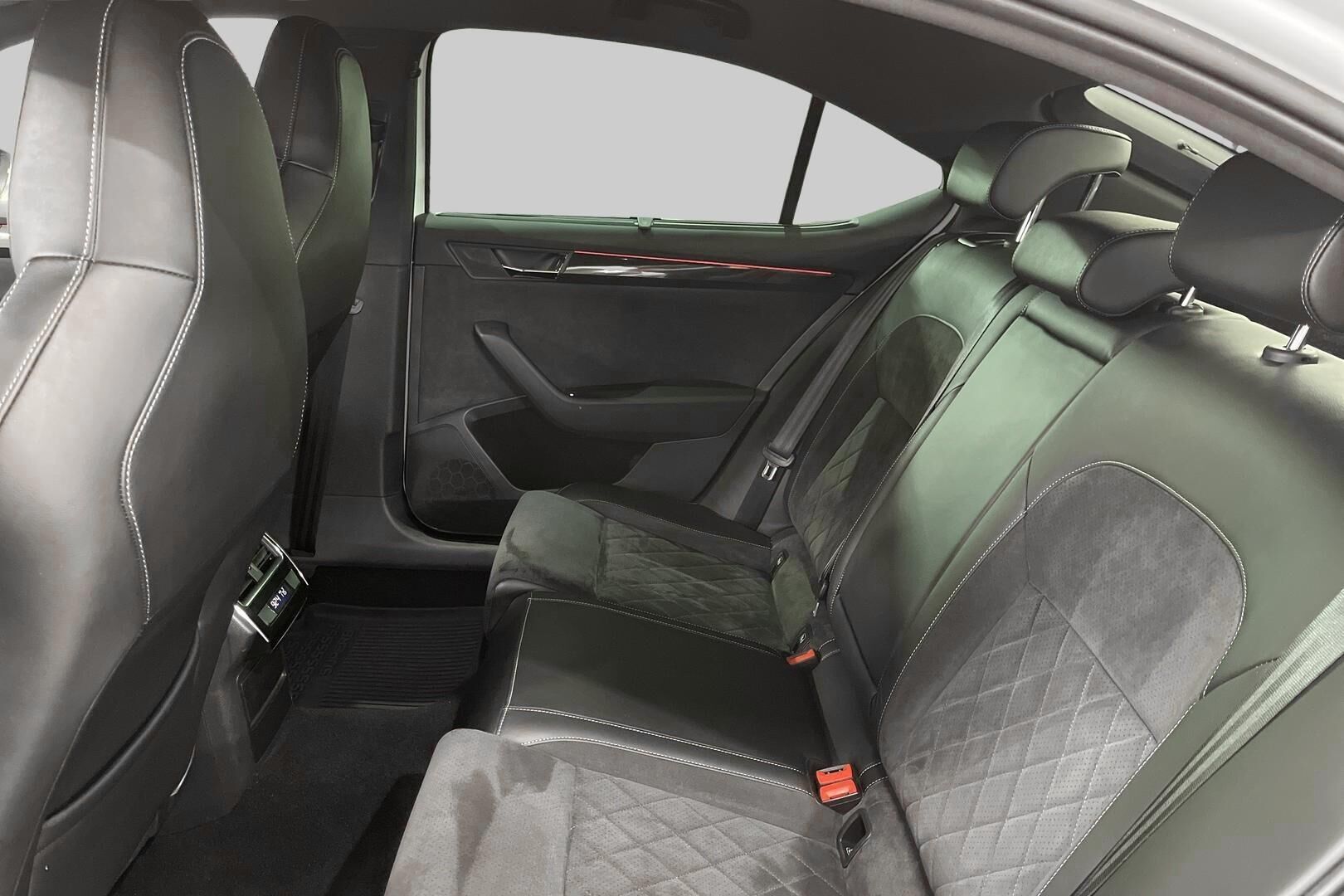 Skoda Superb iso kuva 10