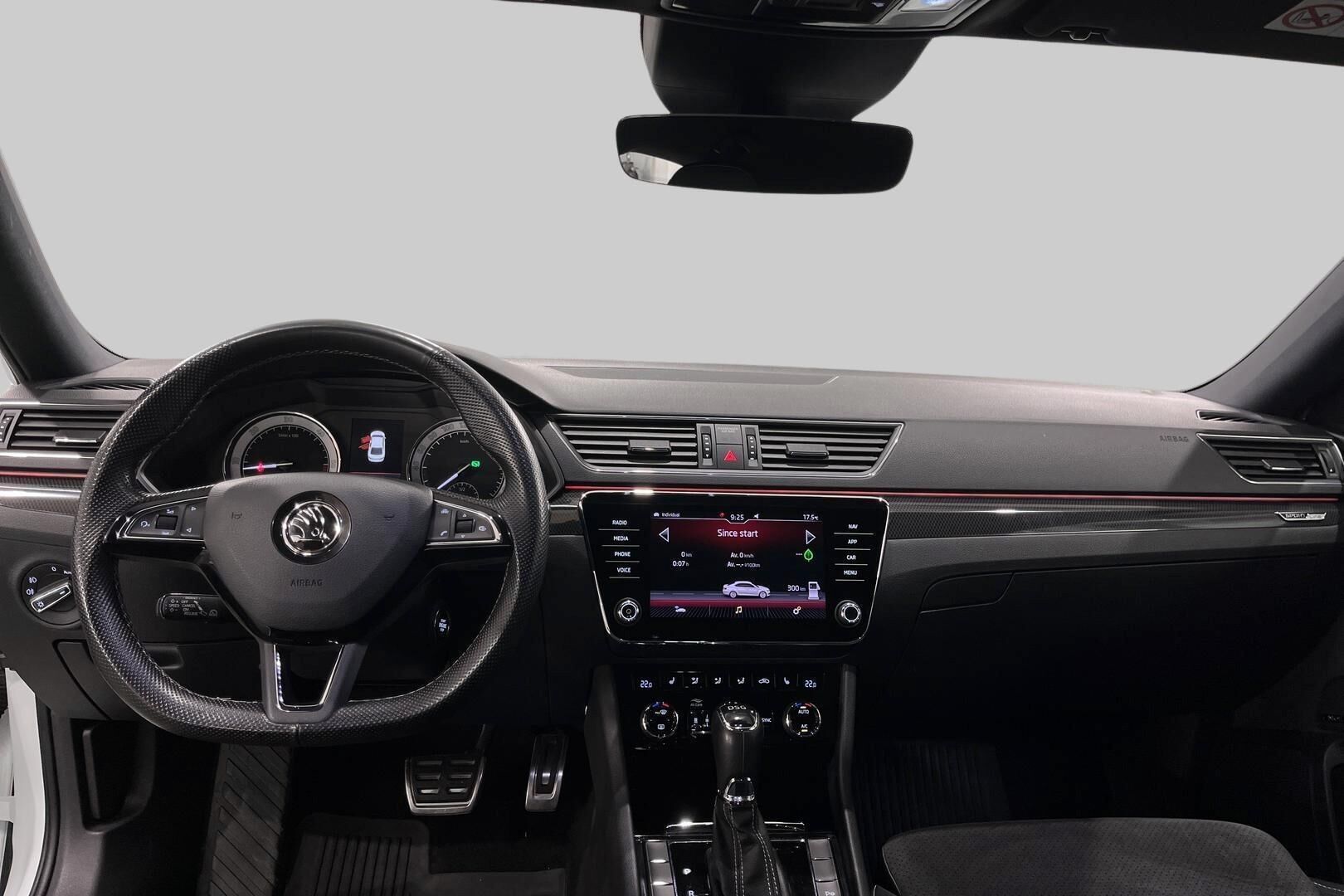 Skoda Superb iso kuva 11