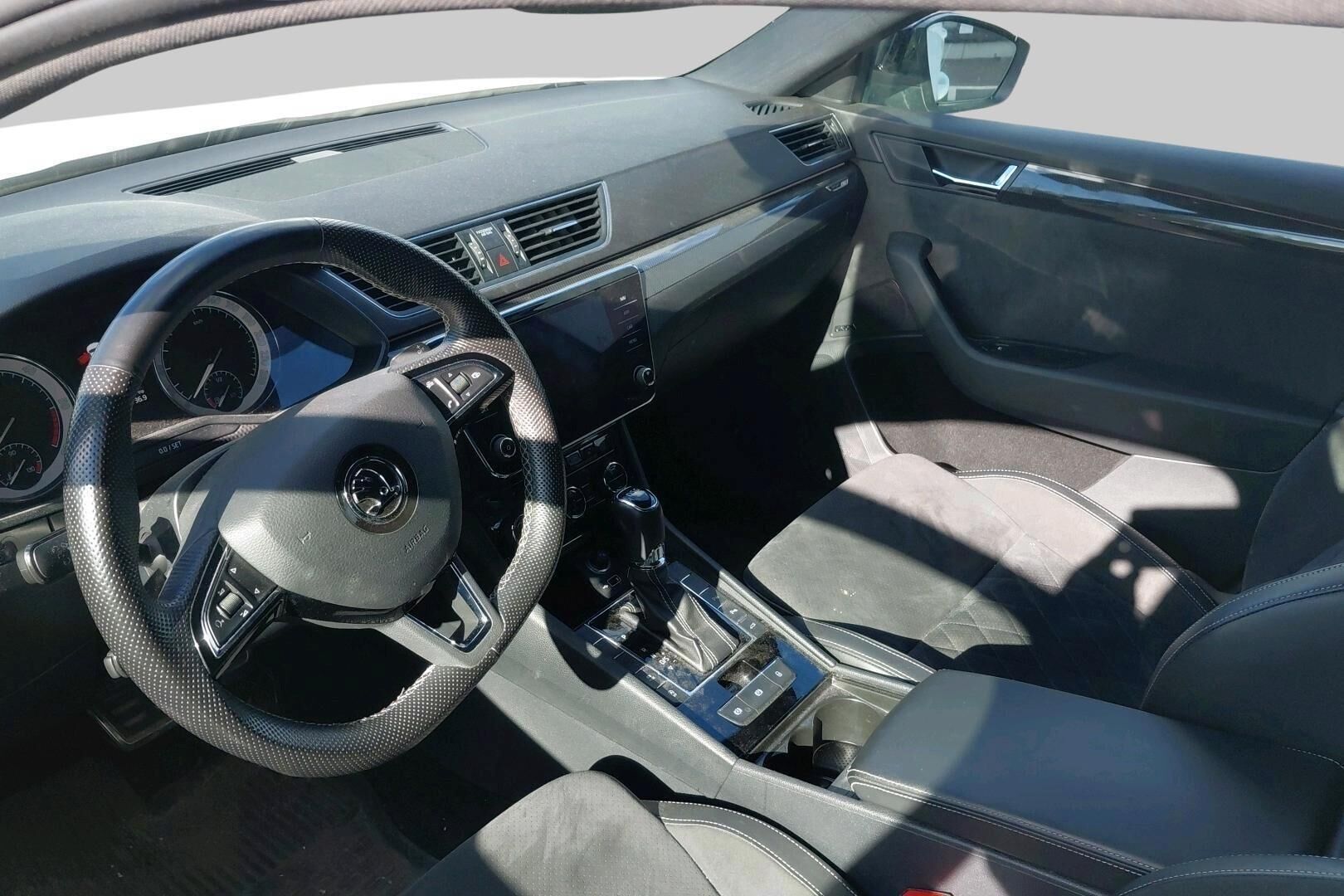 Skoda Superb iso kuva 2