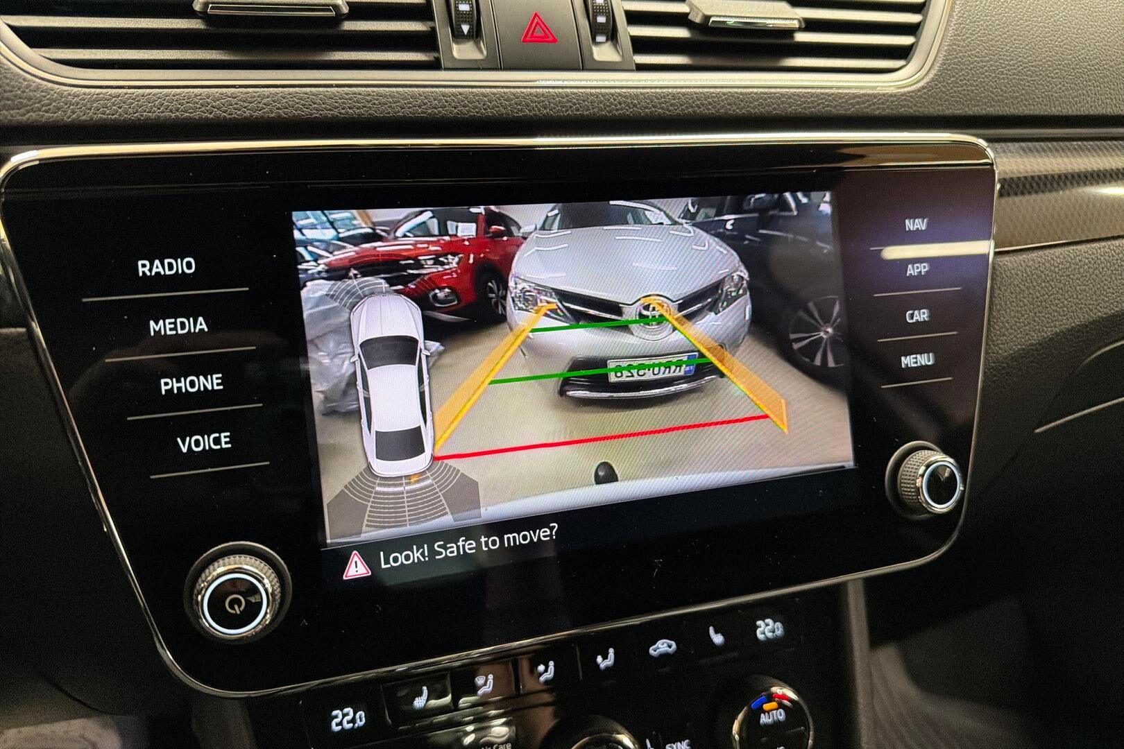 Skoda Superb iso kuva 20