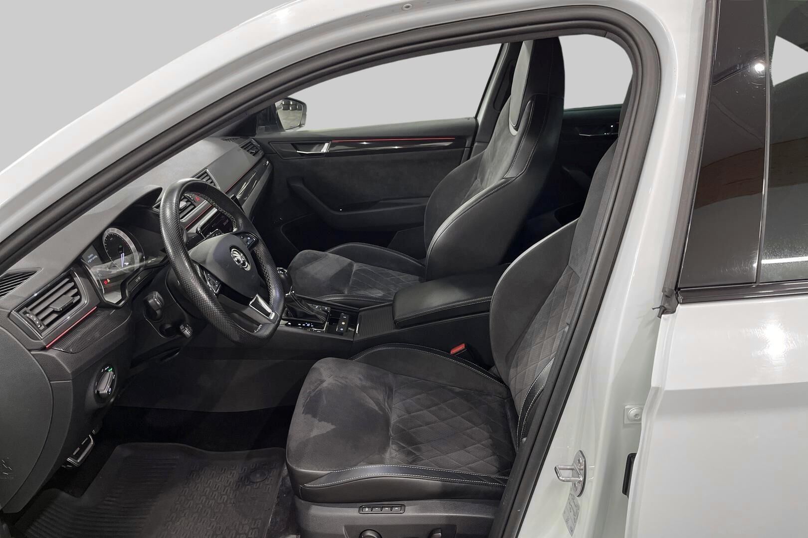 Skoda Superb iso kuva 9
