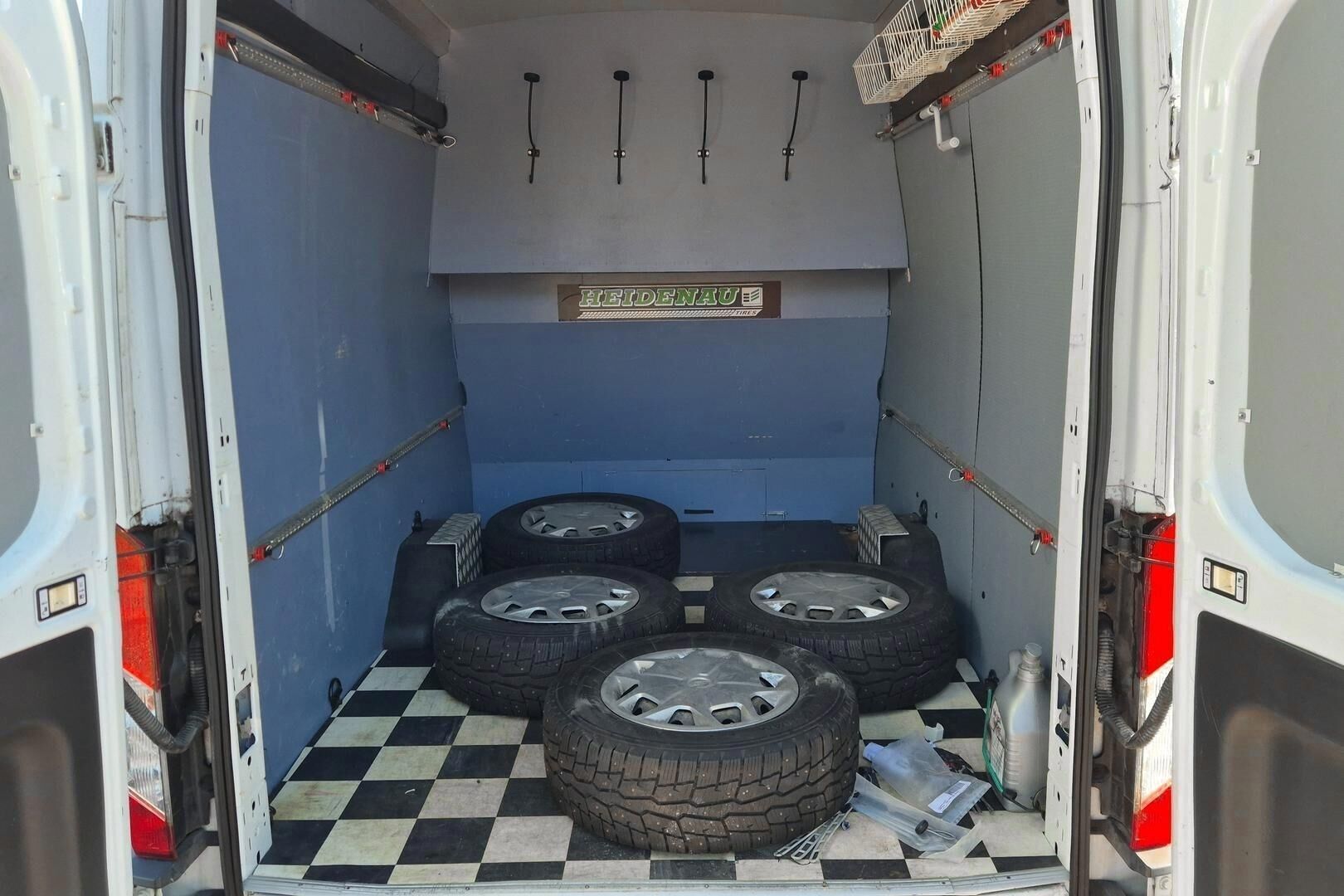 Ford Transit iso kuva 4