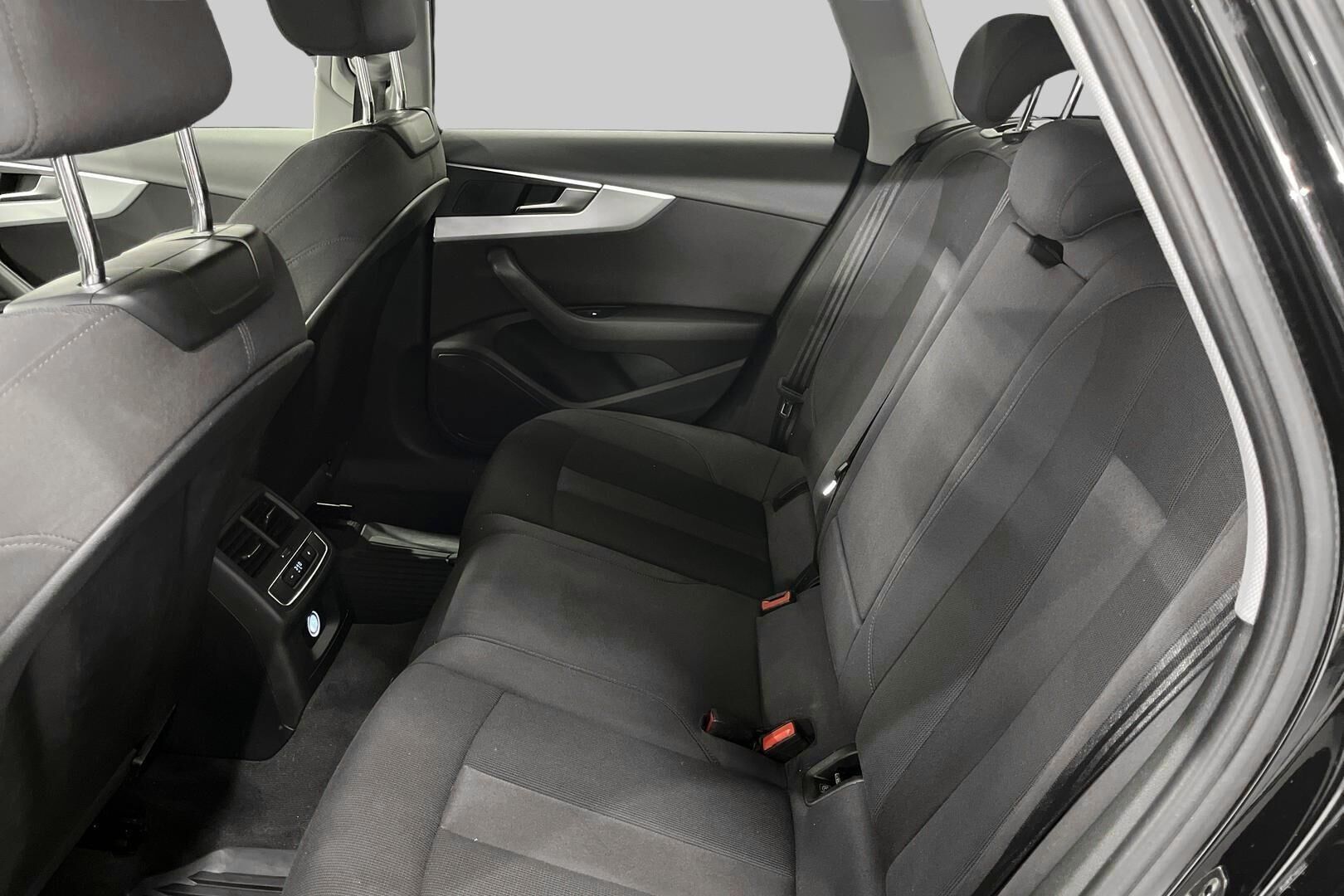 Audi A4 iso kuva 10