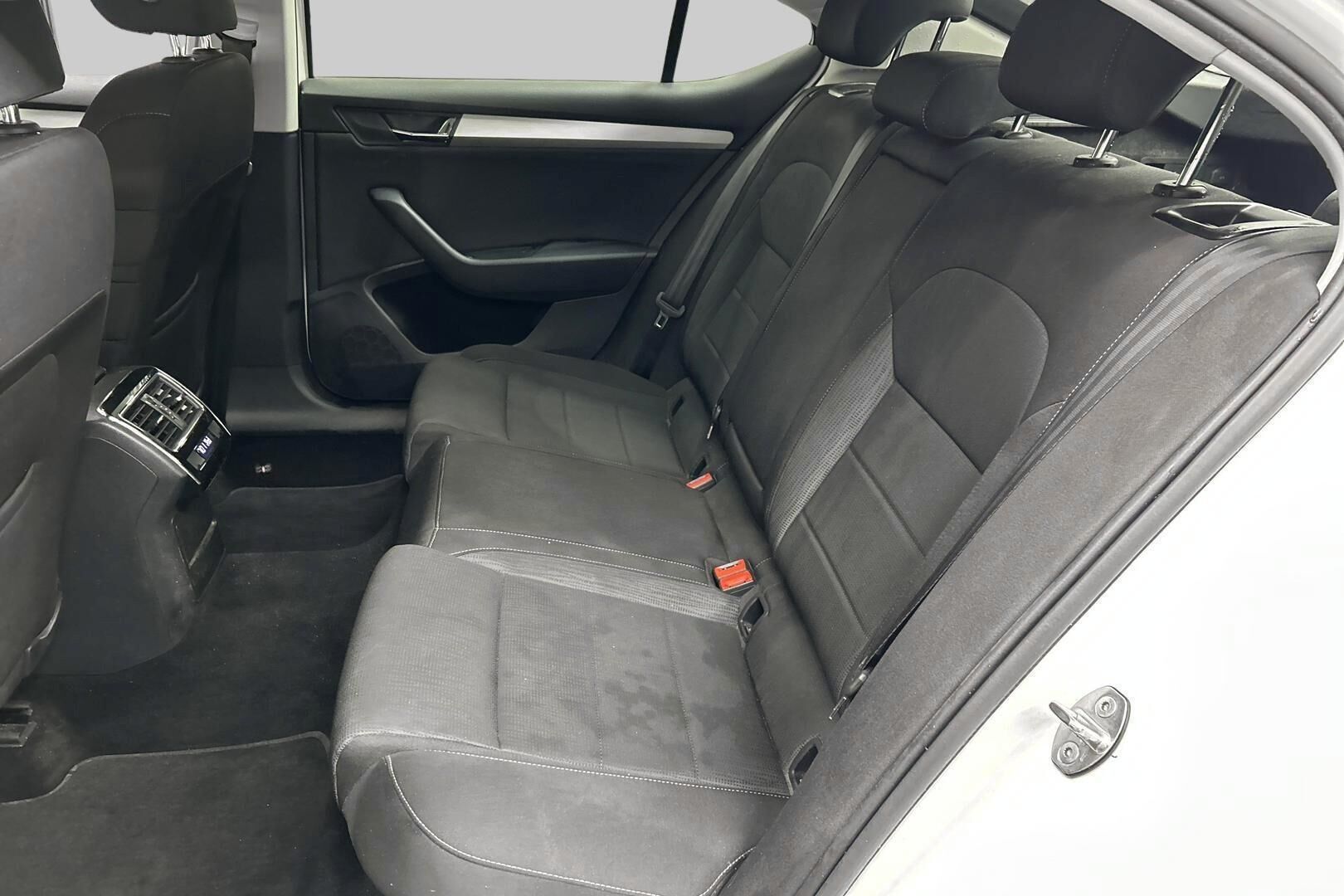 Skoda Superb iso kuva 10