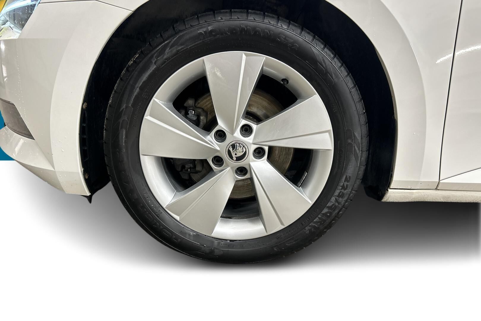 Skoda Superb iso kuva 13