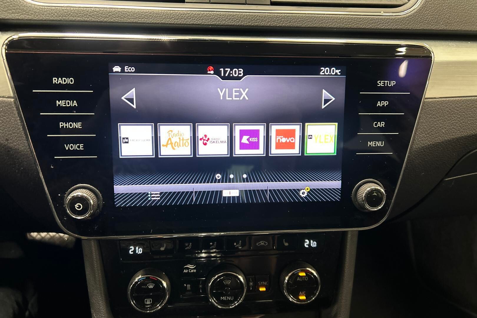 Skoda Superb iso kuva 16