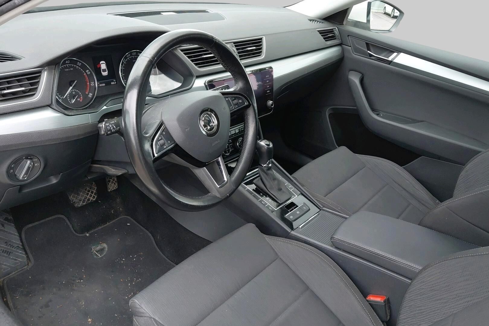 Skoda Superb iso kuva 2