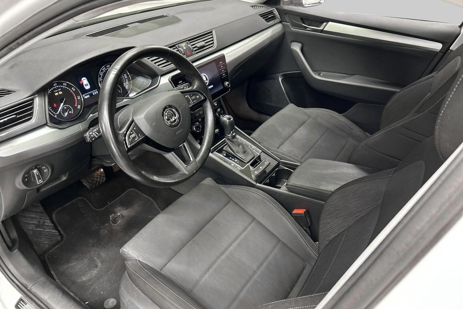 Skoda Superb iso kuva 9