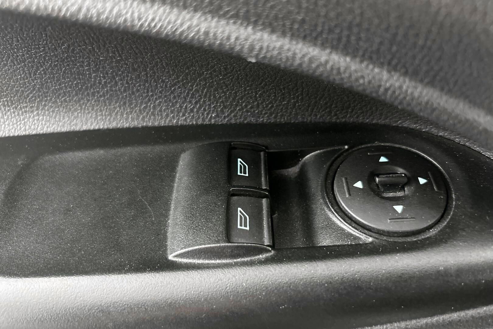Ford Transit Connect iso kuva 23
