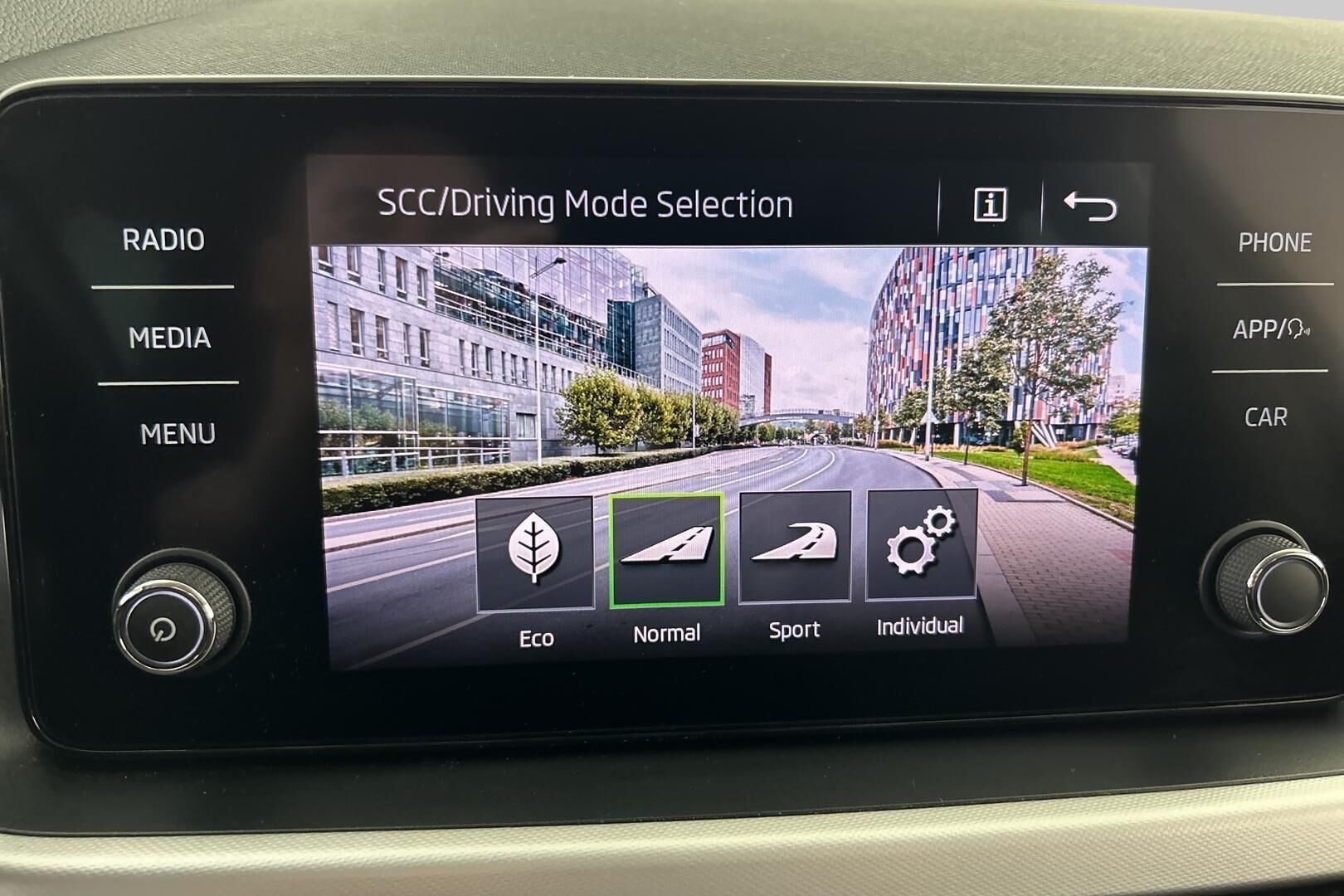 Skoda Scala iso kuva 17