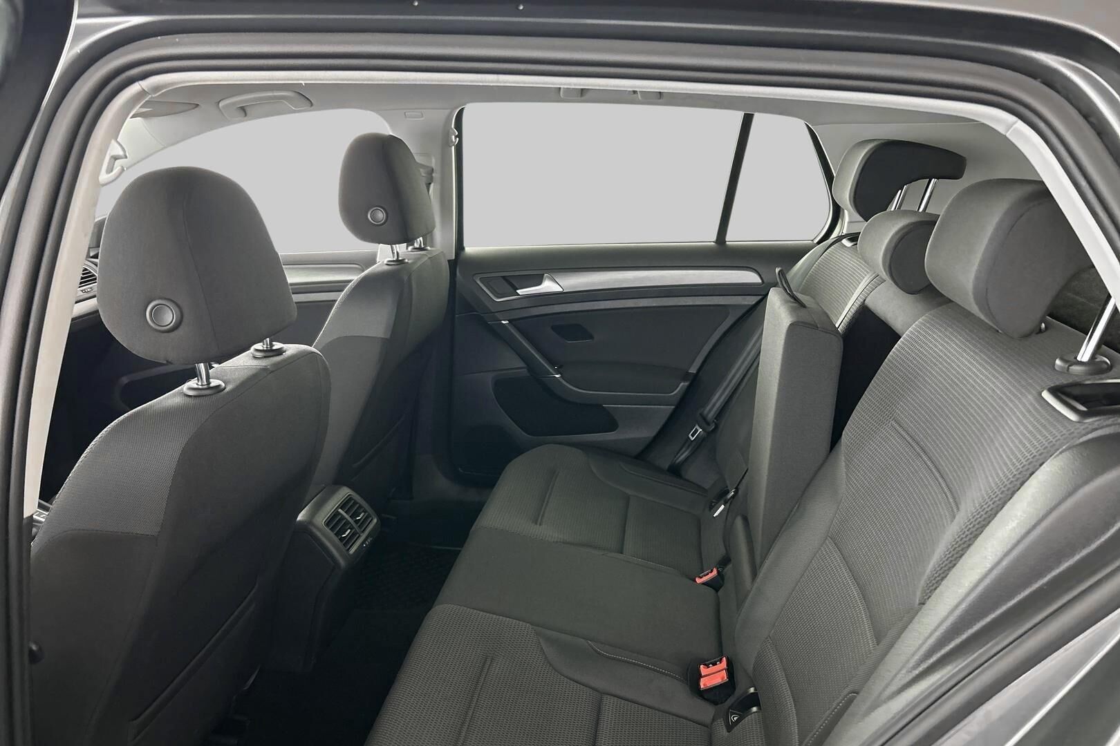 Volkswagen Golf iso kuva 14