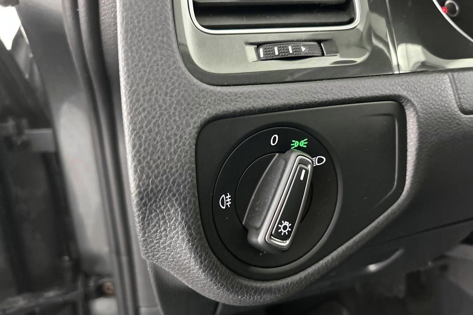 Volkswagen Golf iso kuva 19