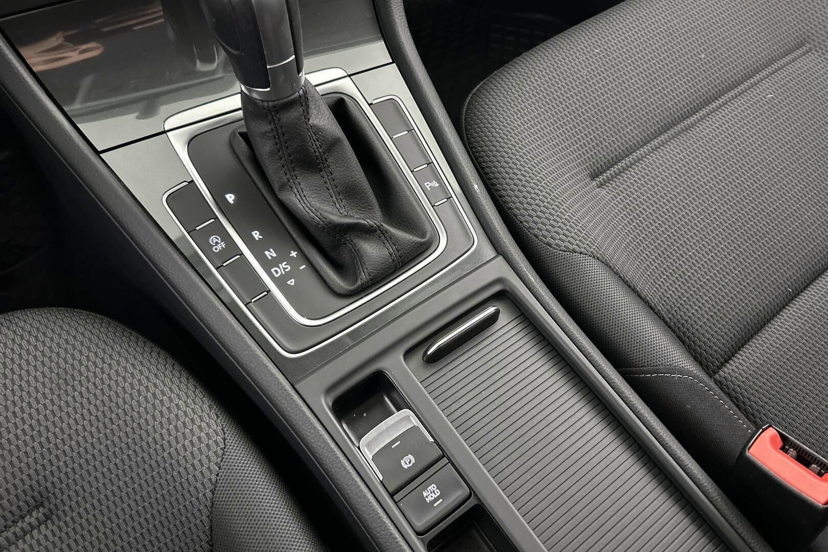 Volkswagen Golf iso kuva 20