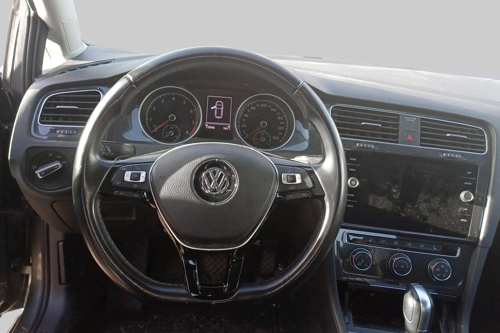 Volkswagen Golf iso kuva 2