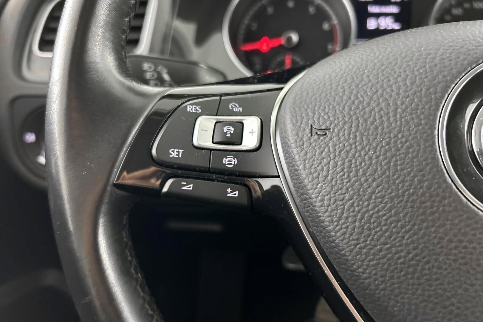 Volkswagen Golf iso kuva 23