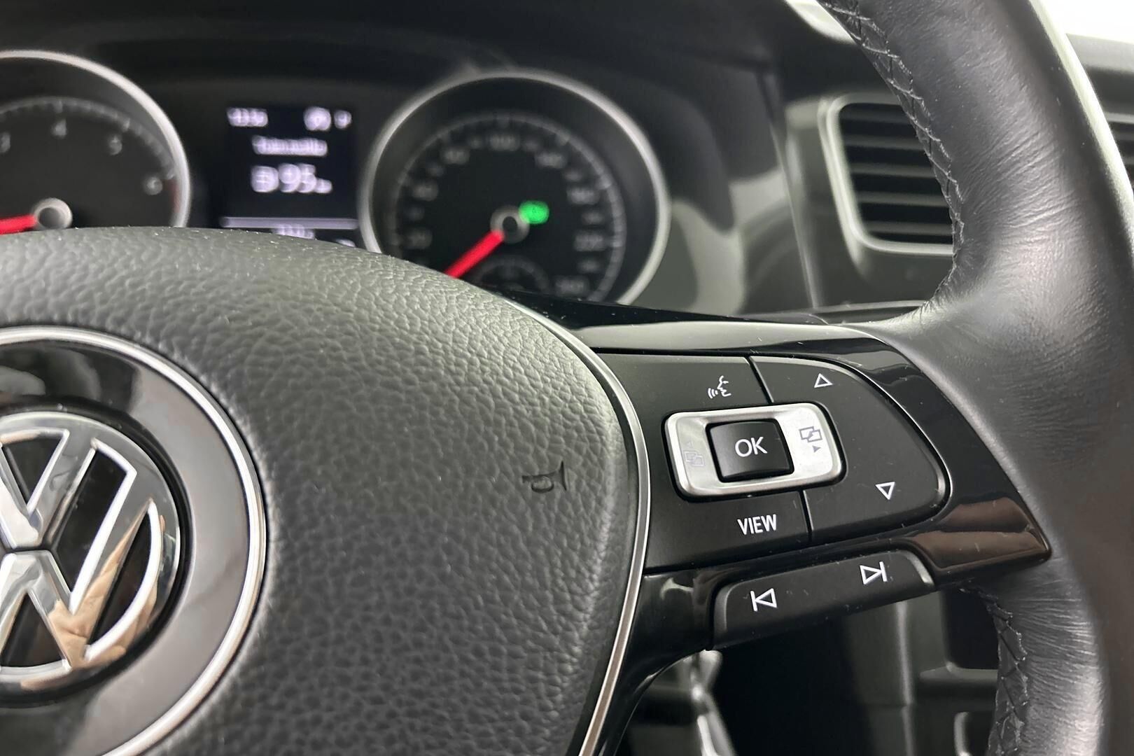 Volkswagen Golf iso kuva 24