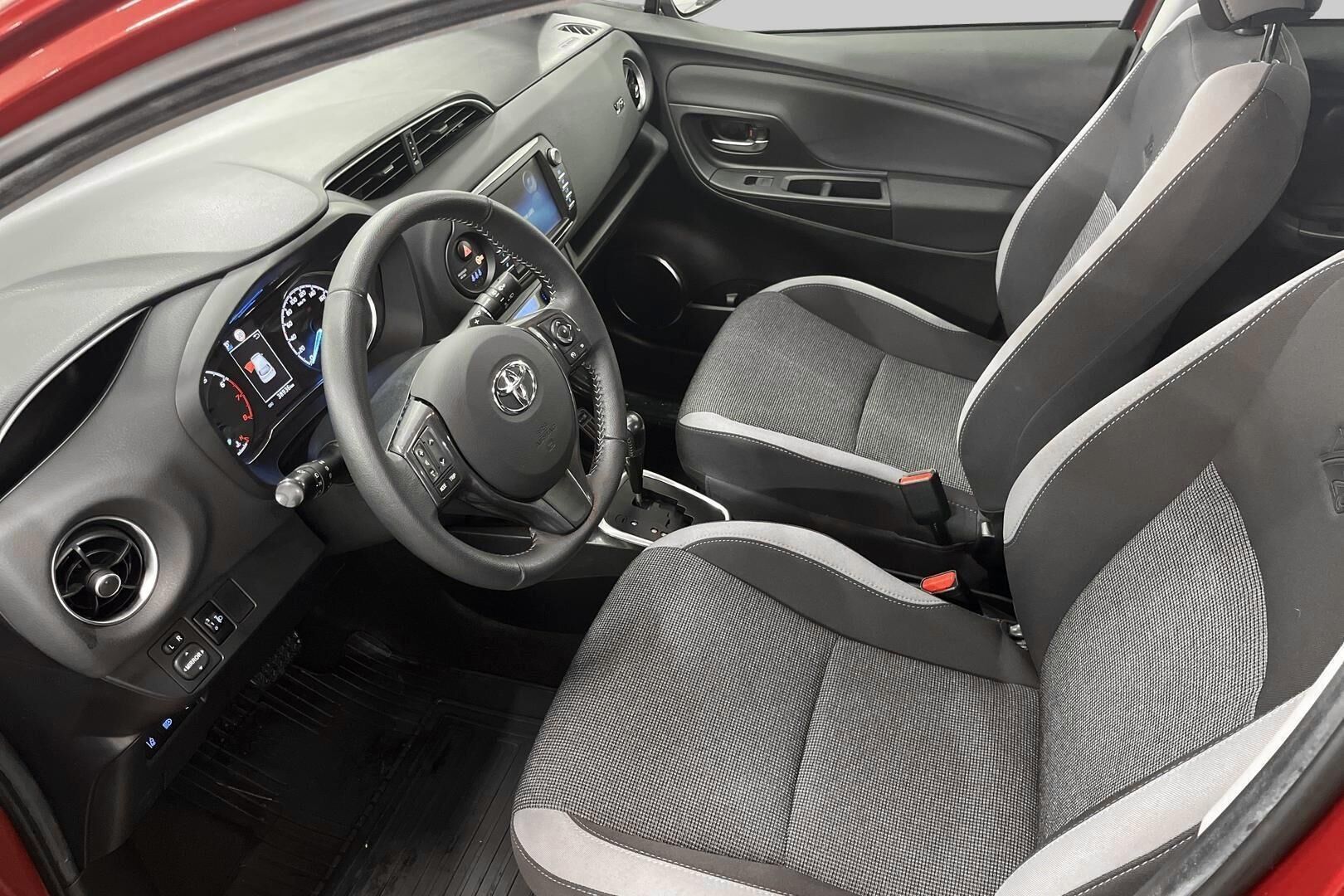 Toyota Yaris iso kuva 8