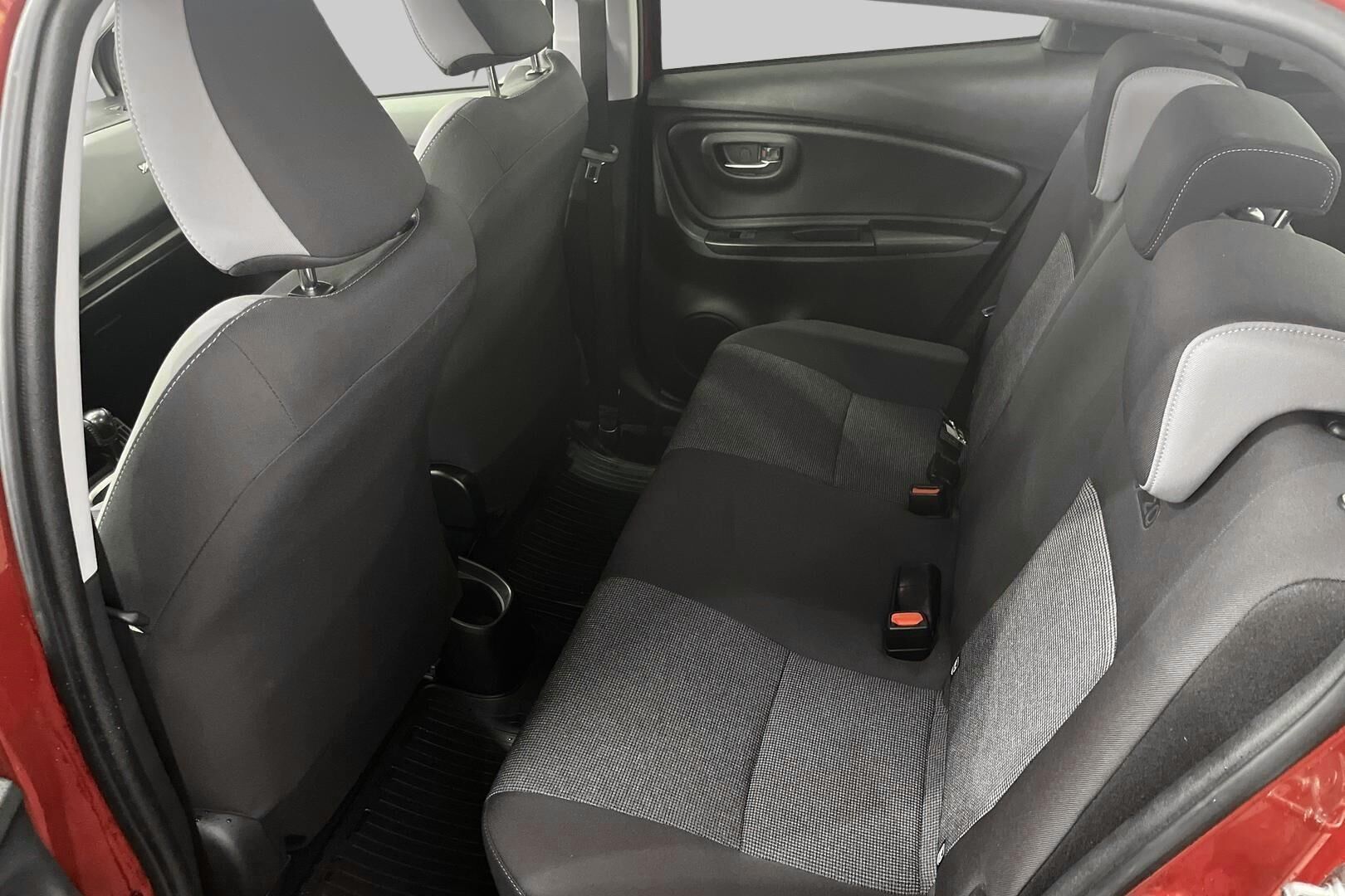 Toyota Yaris iso kuva 9