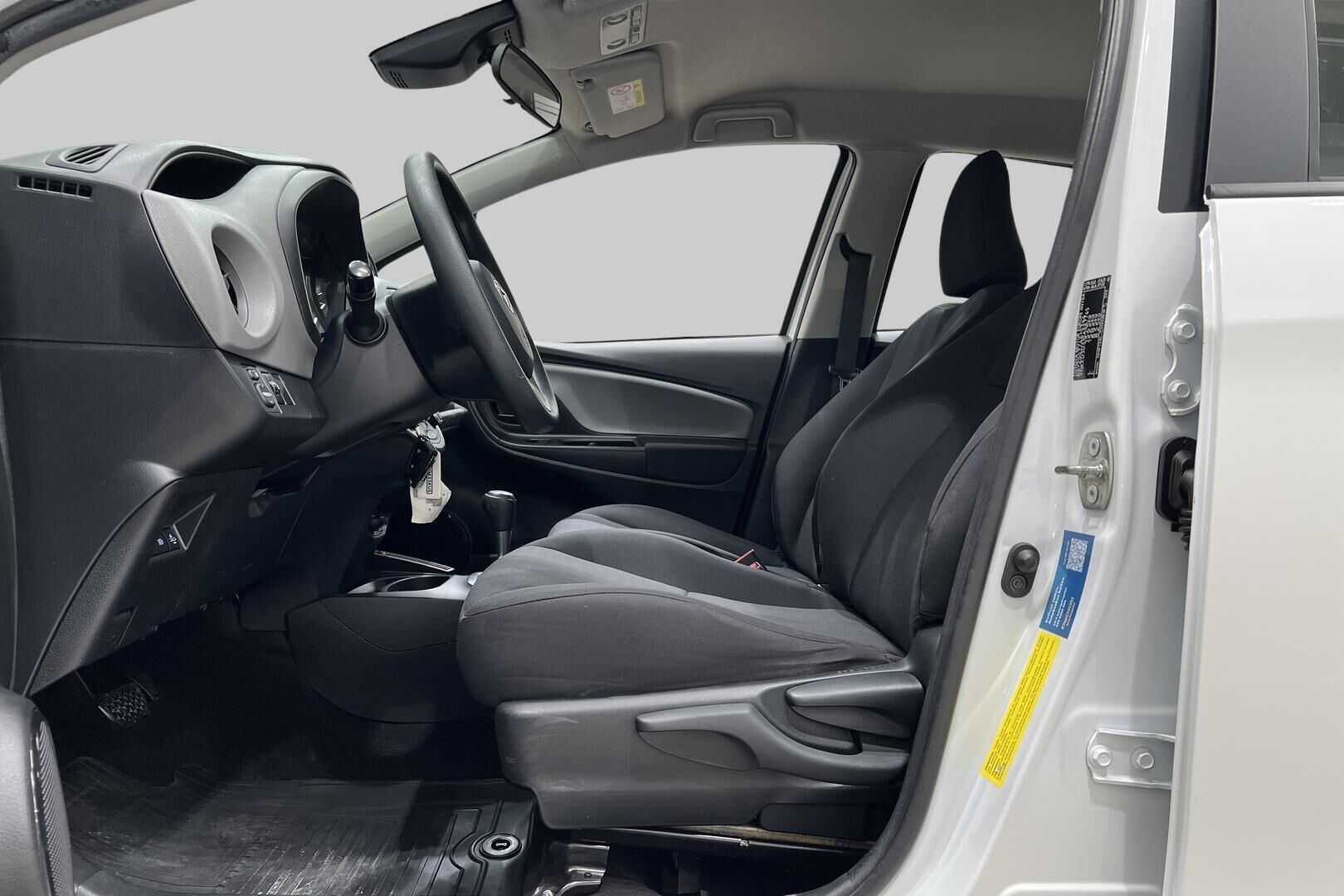 Toyota Yaris iso kuva 9