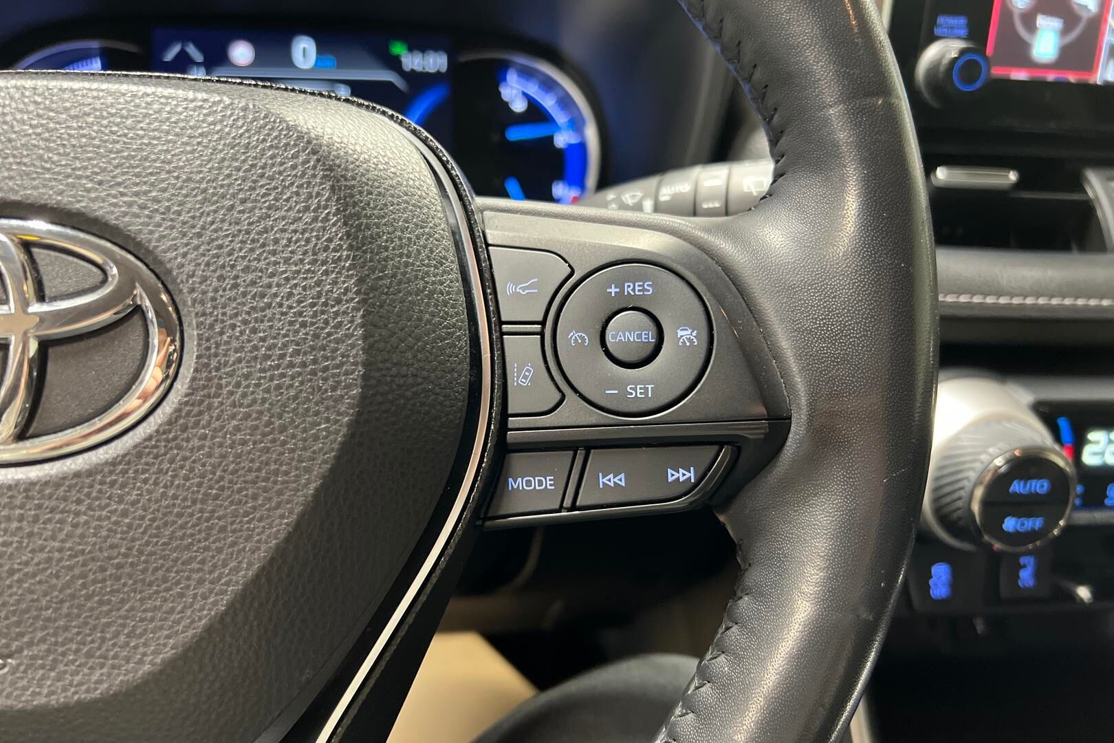 Toyota RAV4 iso kuva 15