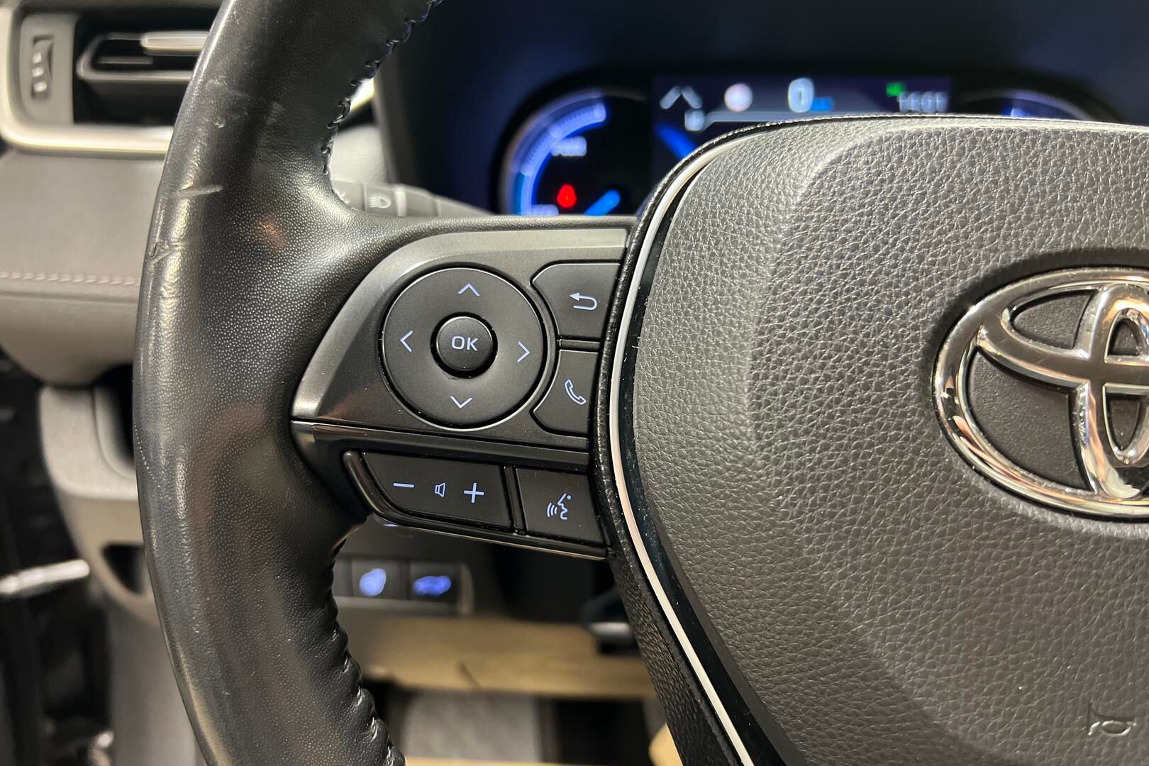 Toyota RAV4 iso kuva 16