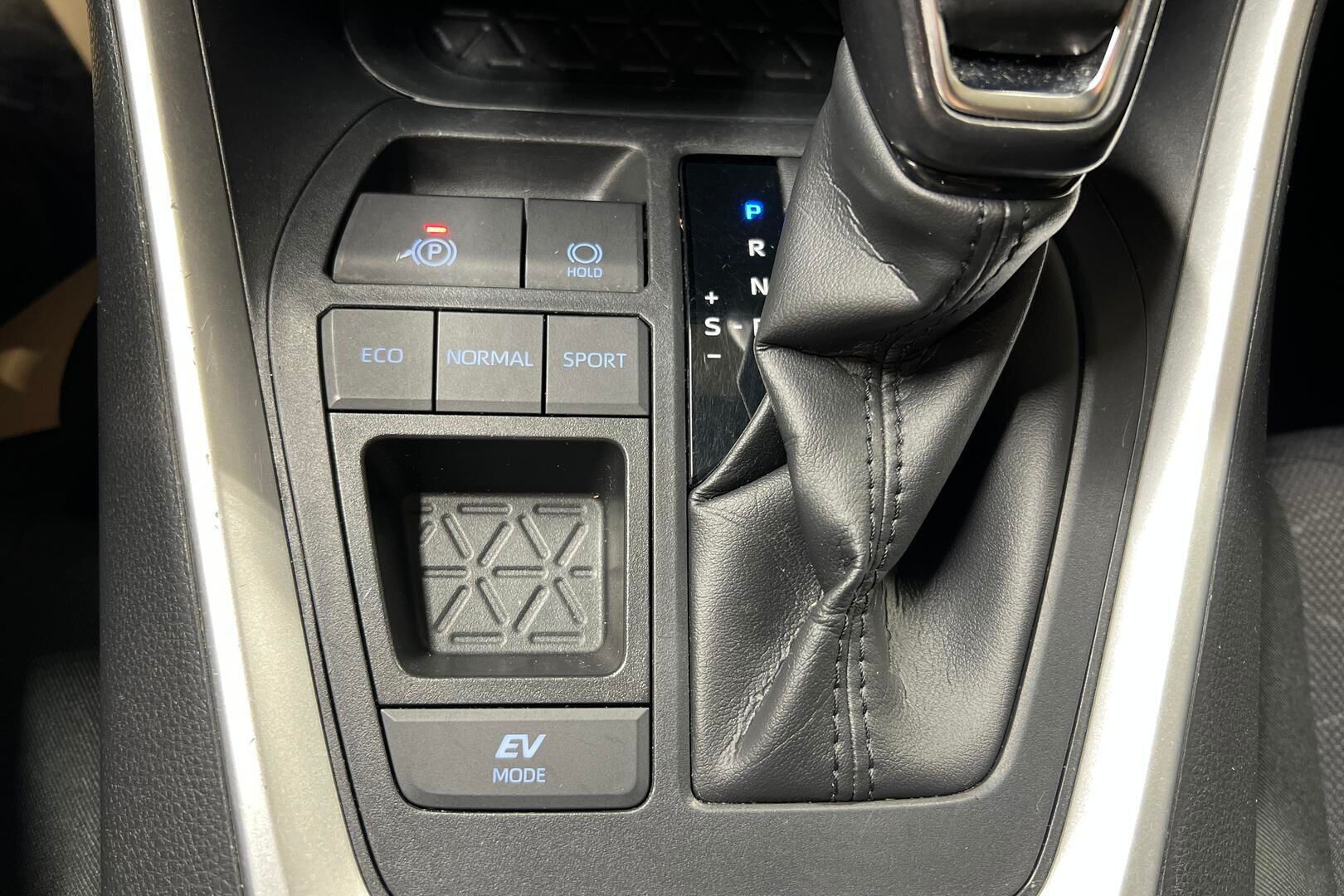 Toyota RAV4 iso kuva 17