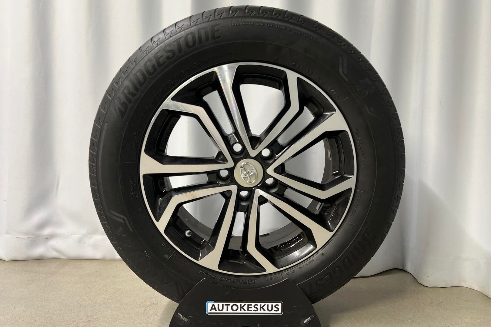 Toyota RAV4 iso kuva 19