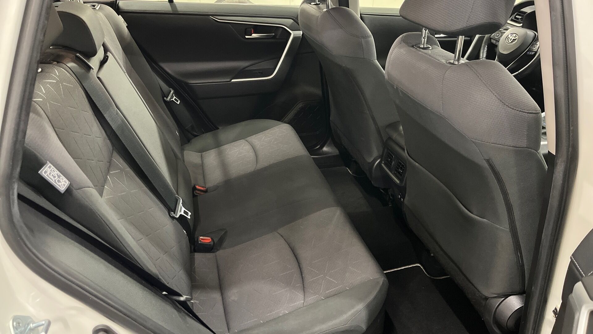 Toyota RAV4 iso kuva 15