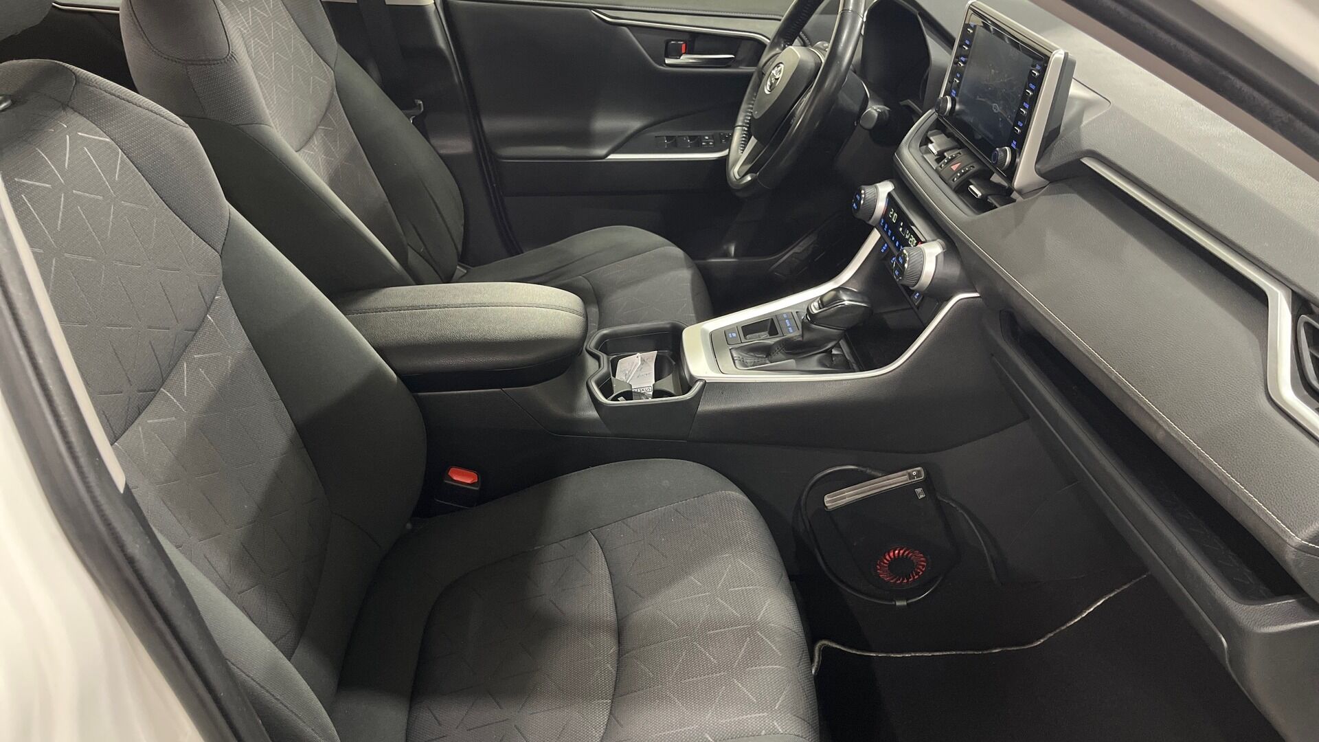 Toyota RAV4 iso kuva 16