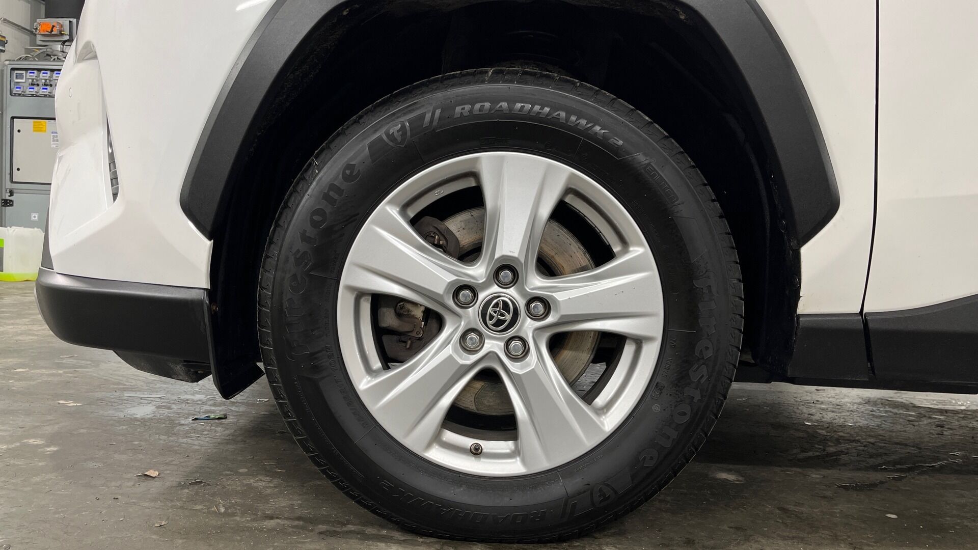 Toyota RAV4 iso kuva 17