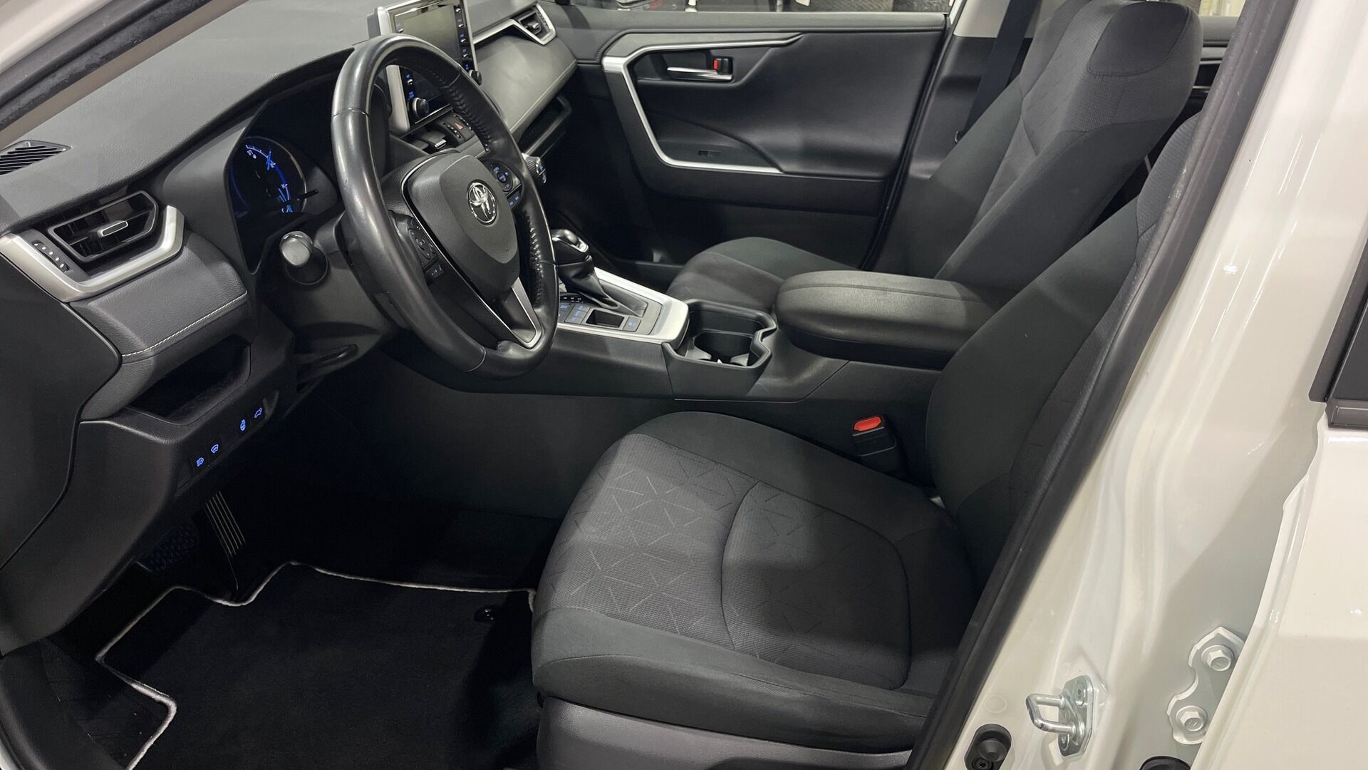 Toyota RAV4 iso kuva 7