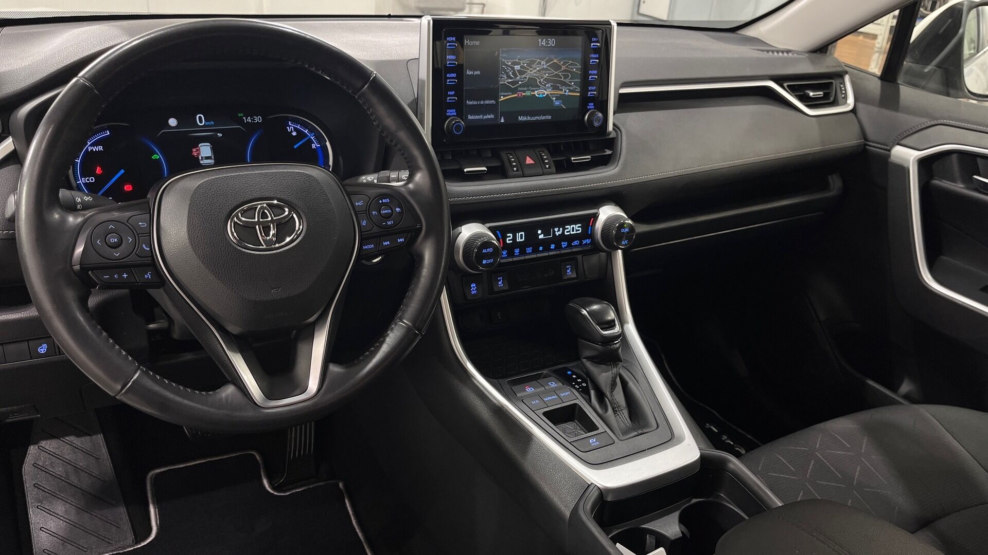 Toyota RAV4 iso kuva 9