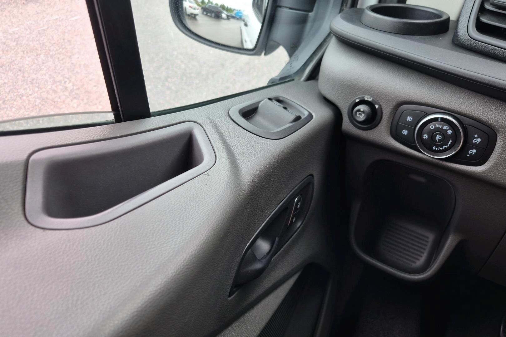 Ford Transit iso kuva 13