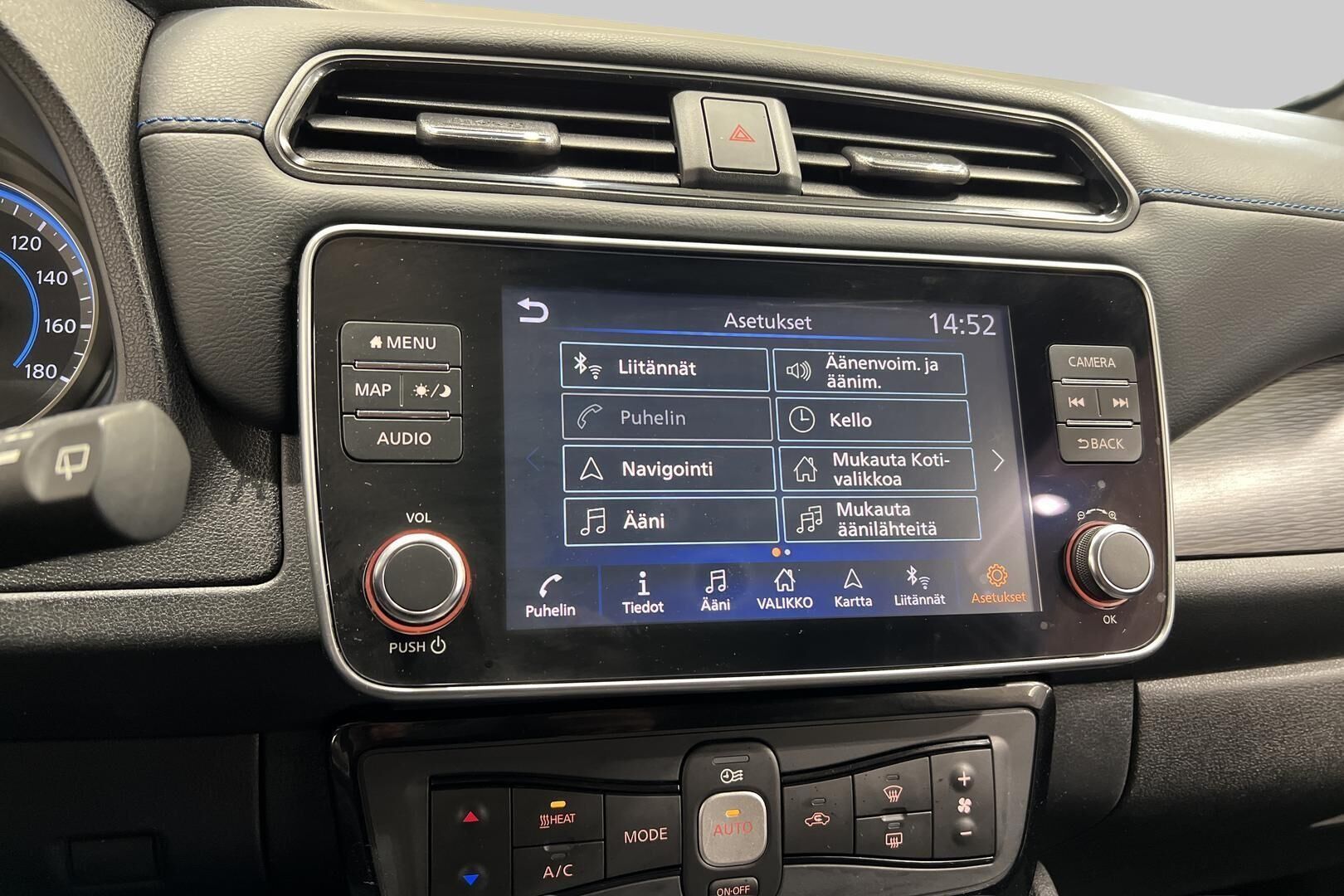 Nissan Leaf iso kuva 18