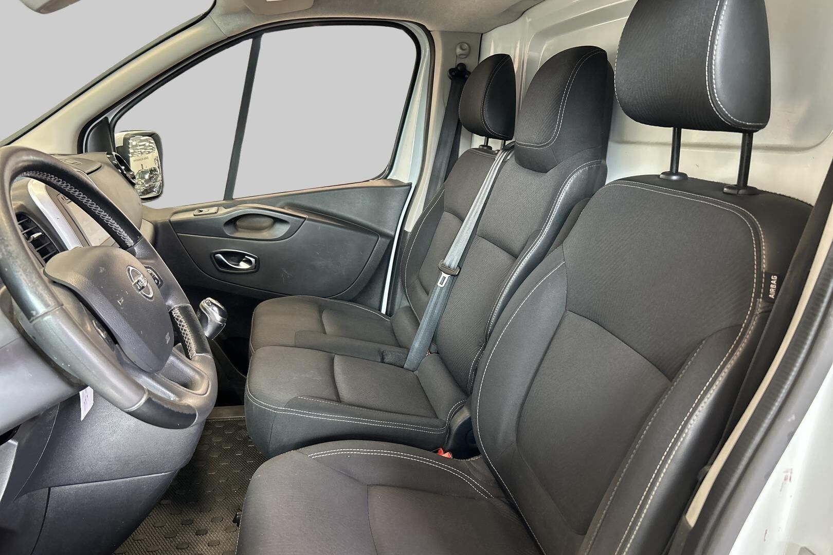 Nissan NV300 iso kuva 10