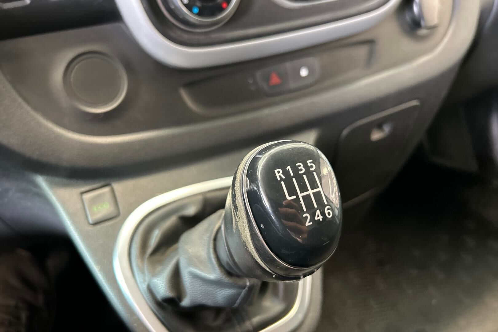 Nissan NV300 iso kuva 23