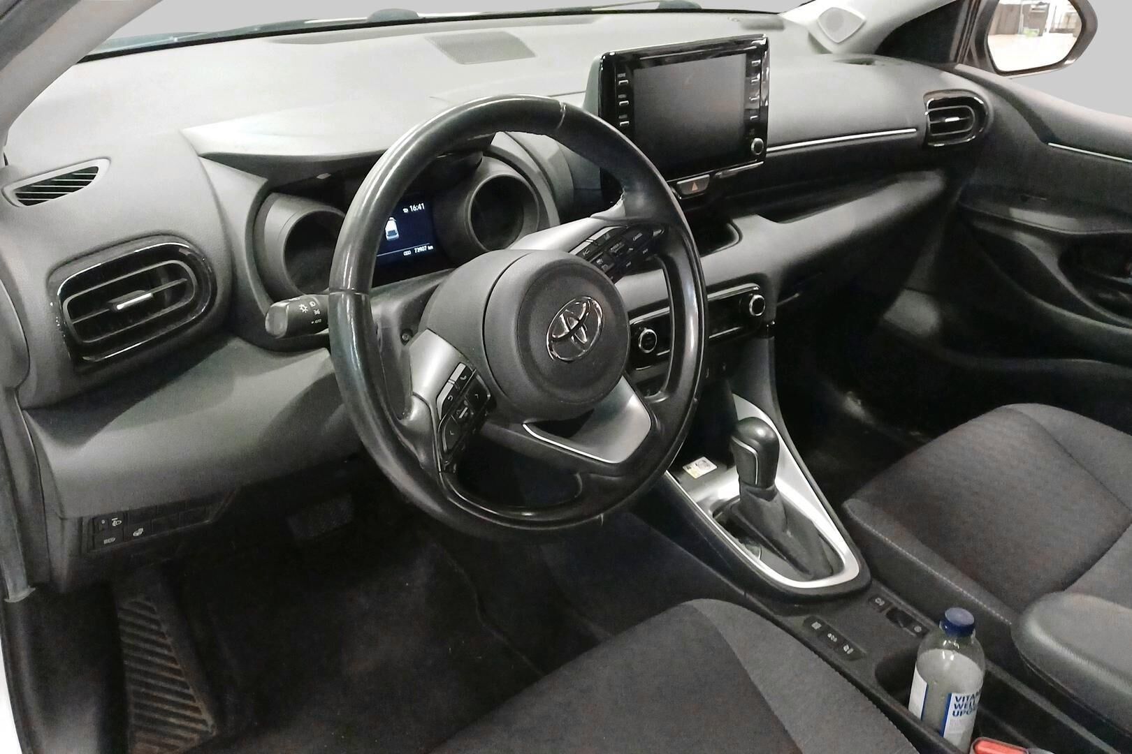 Toyota Yaris iso kuva 2