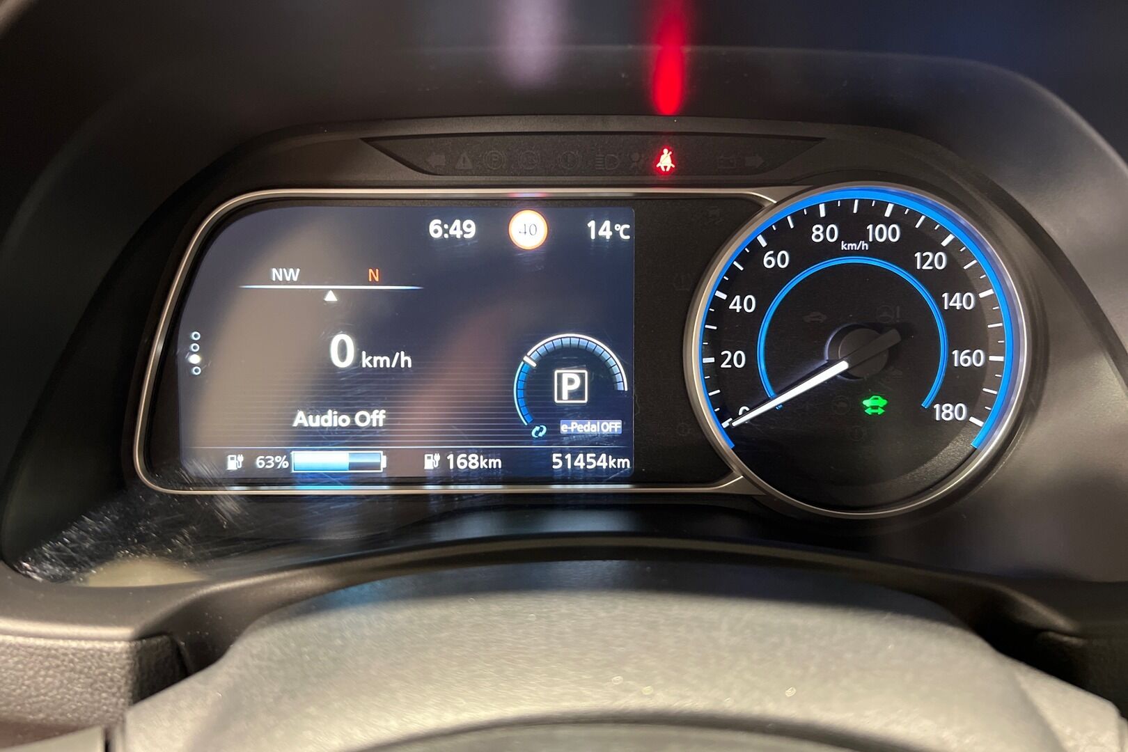 Nissan Leaf iso kuva 9