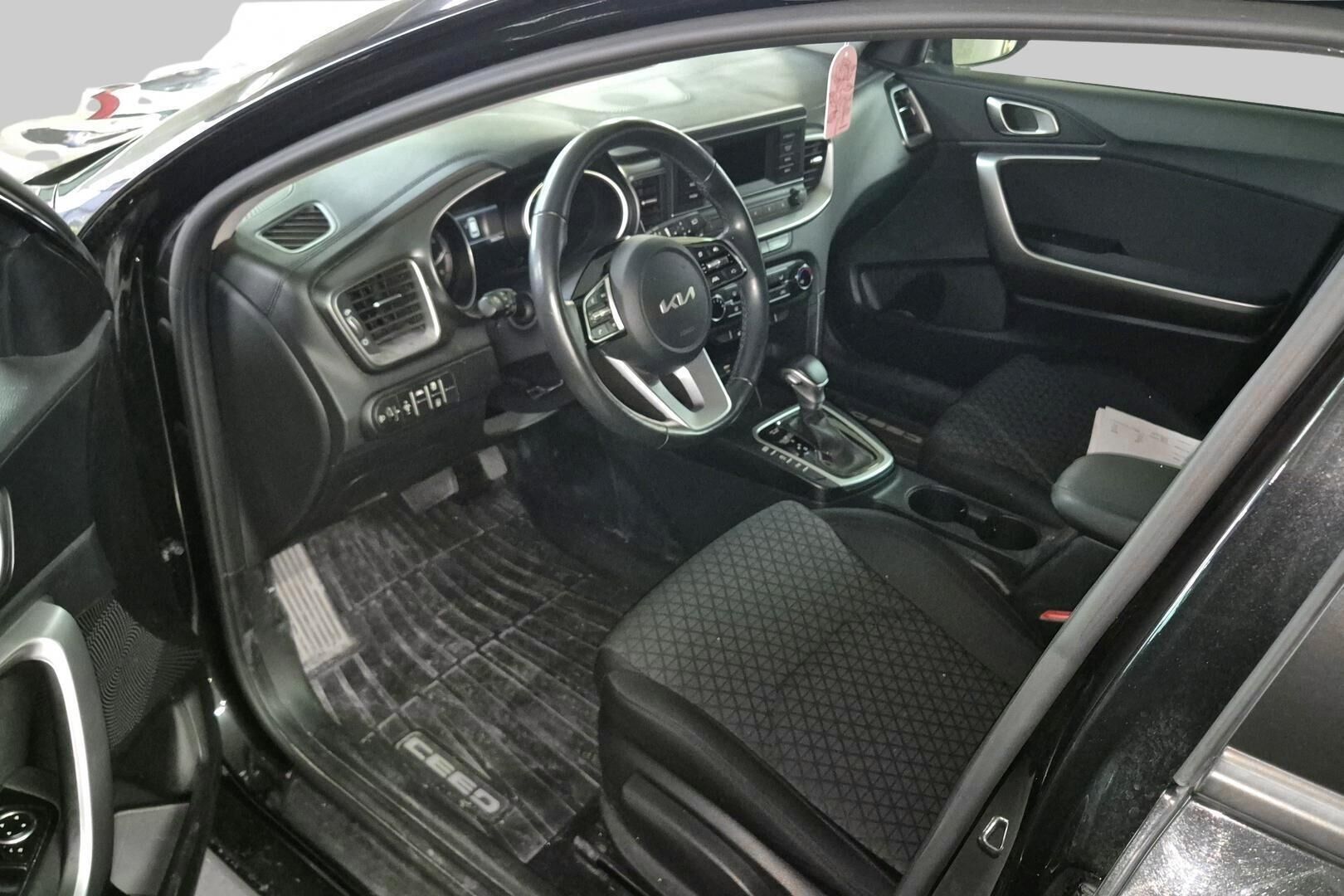 Kia Ceed iso kuva 2