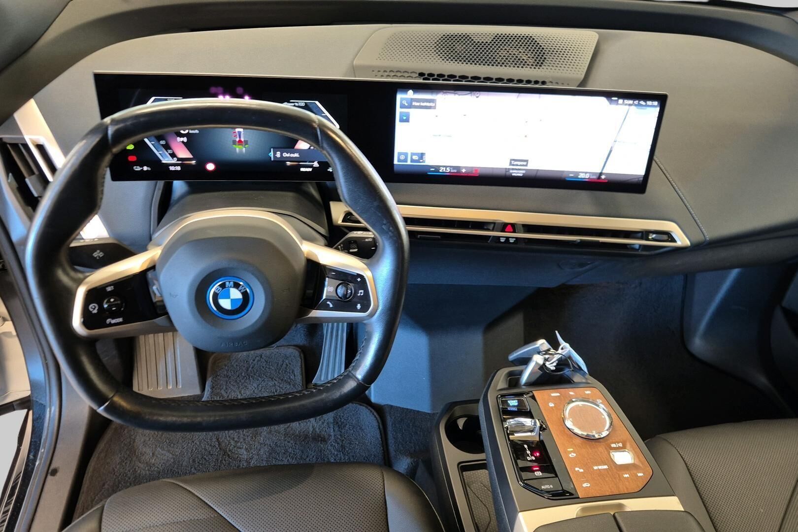 BMW iX iso kuva 11