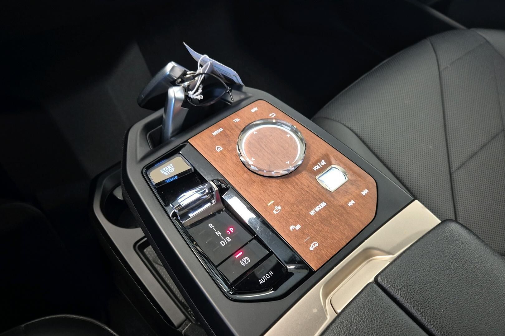 BMW iX iso kuva 15