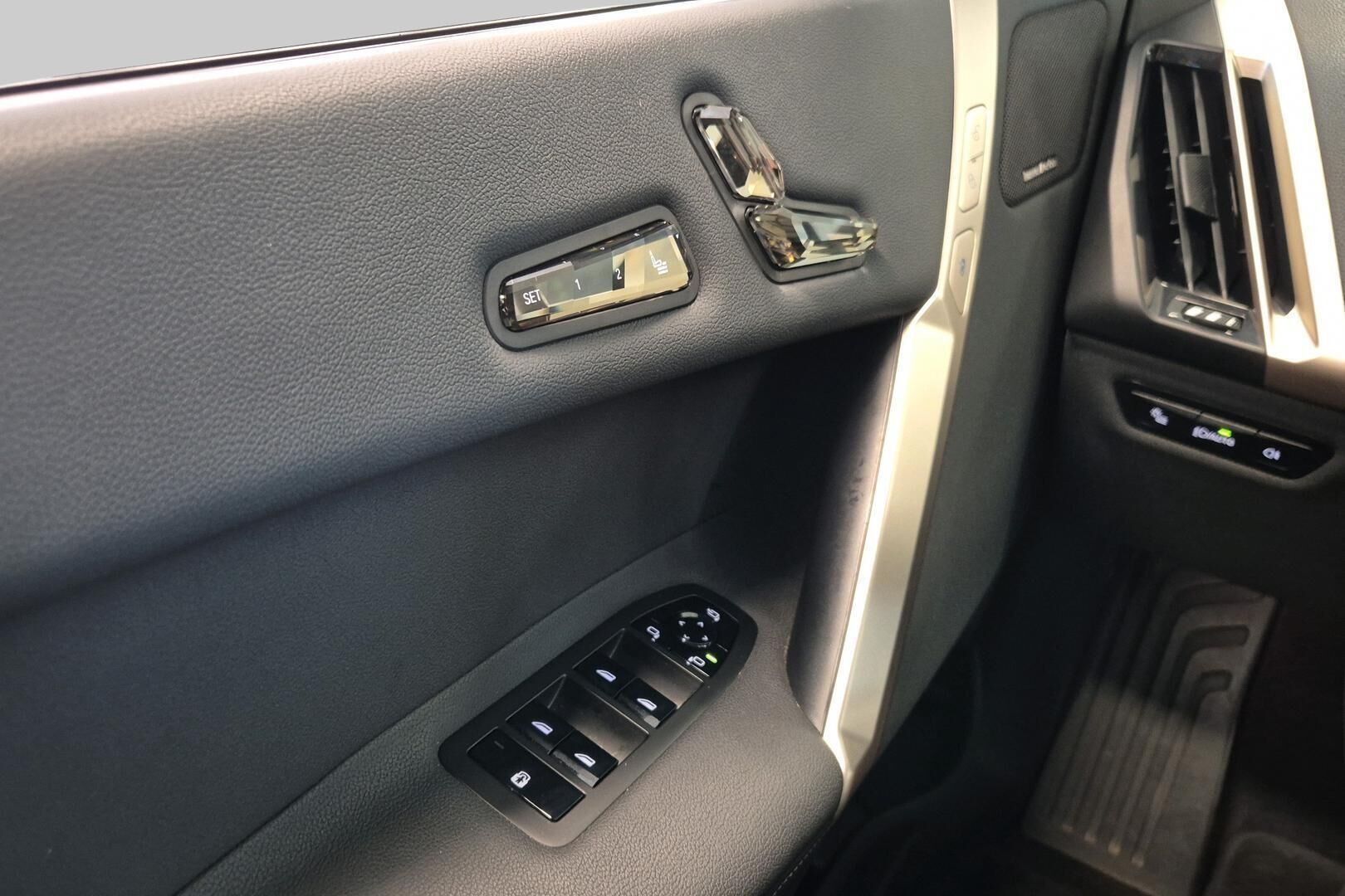 BMW iX iso kuva 18